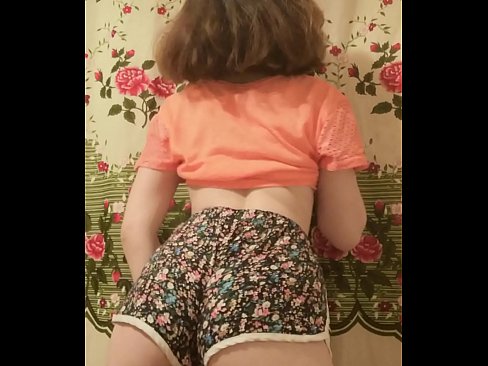 ❤️ Szexi fiatal csaj vetkőzteti le a rövidnadrágját a kamera előtt. ❤ Szex videó at hu.libporno.ru ❌❤
